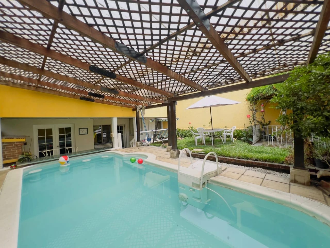 Vendo casa dentro de garita en Santa Rita 2 — Casa en Venta en Zona 2 Mixco, Guatemala, Ciudad — foto 1 de 16