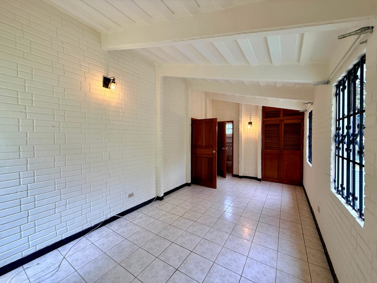 Vendo casa dentro de garita en zona 10 — Casa en Venta en Zona 10, Guatemala, Ciudad — foto 8 de 12