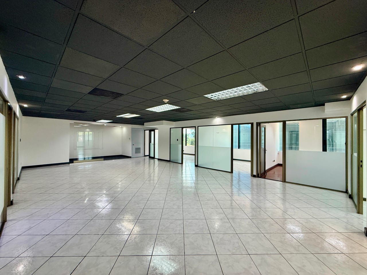 Alquilo oficina en Europlaza zona 14 — Oficina en Alquiler en Zona 14, Guatemala, Ciudad — foto 2 de 13