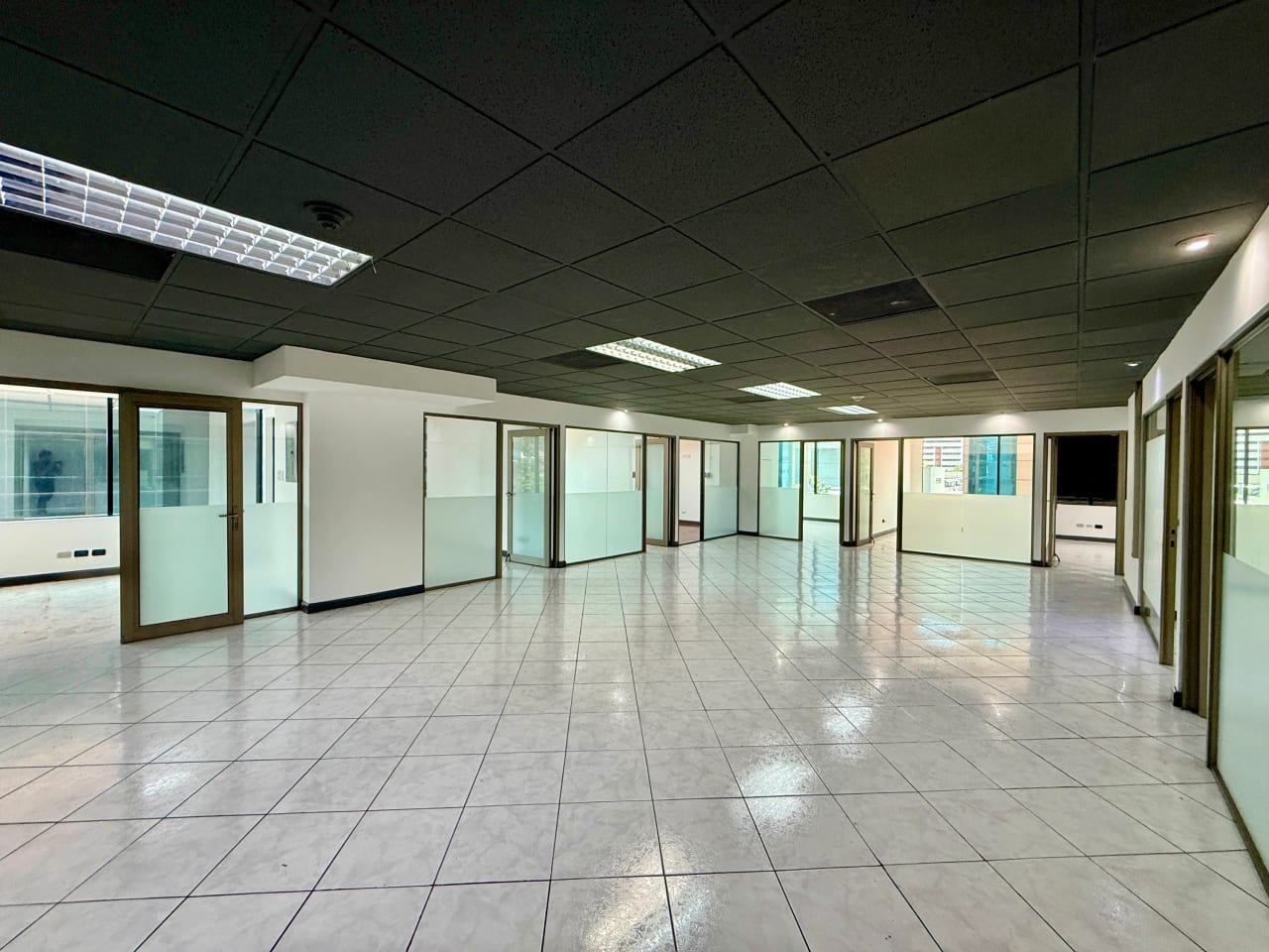 Alquilo oficina en Europlaza zona 14 — Oficina en Alquiler en Zona 14, Guatemala, Ciudad — foto 1 de 13