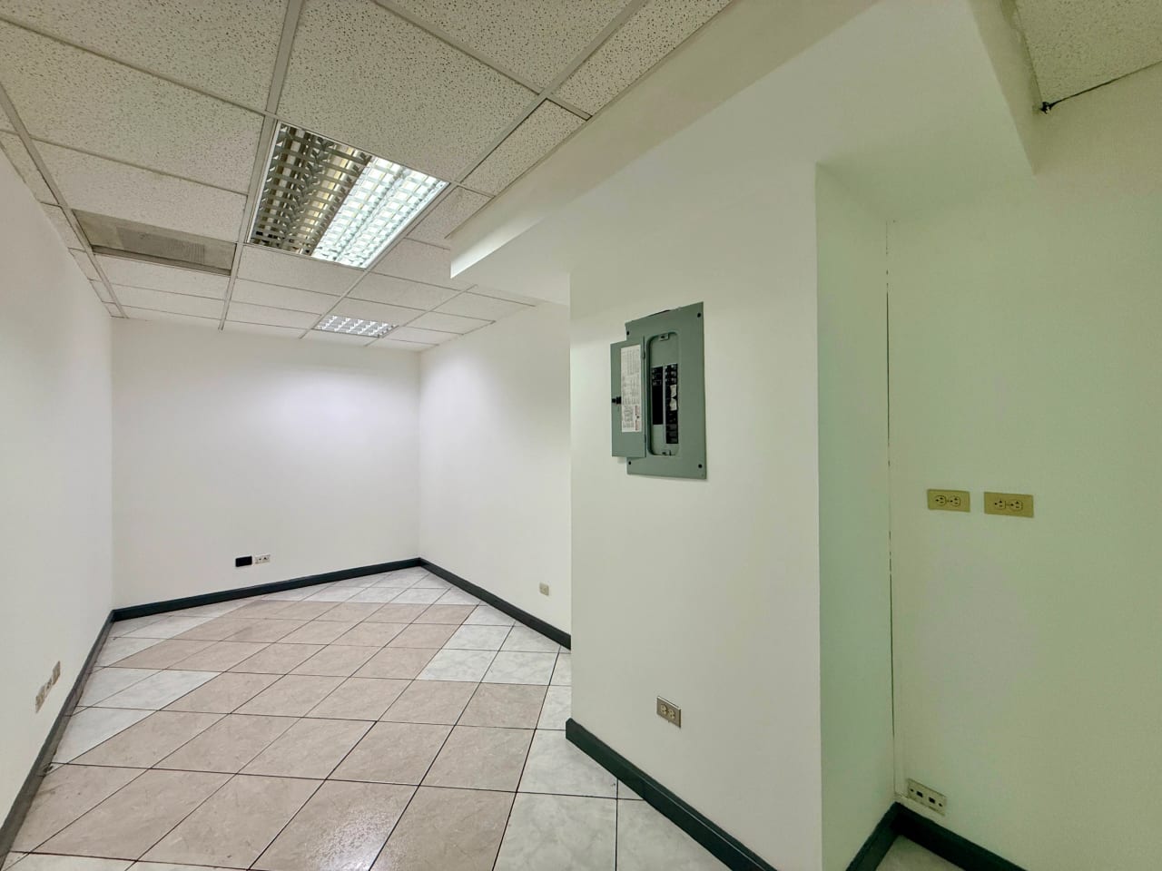 Alquilo oficina en Europlaza zona 14 — Oficina en Alquiler en Zona 14, Guatemala, Ciudad — foto 12 de 13