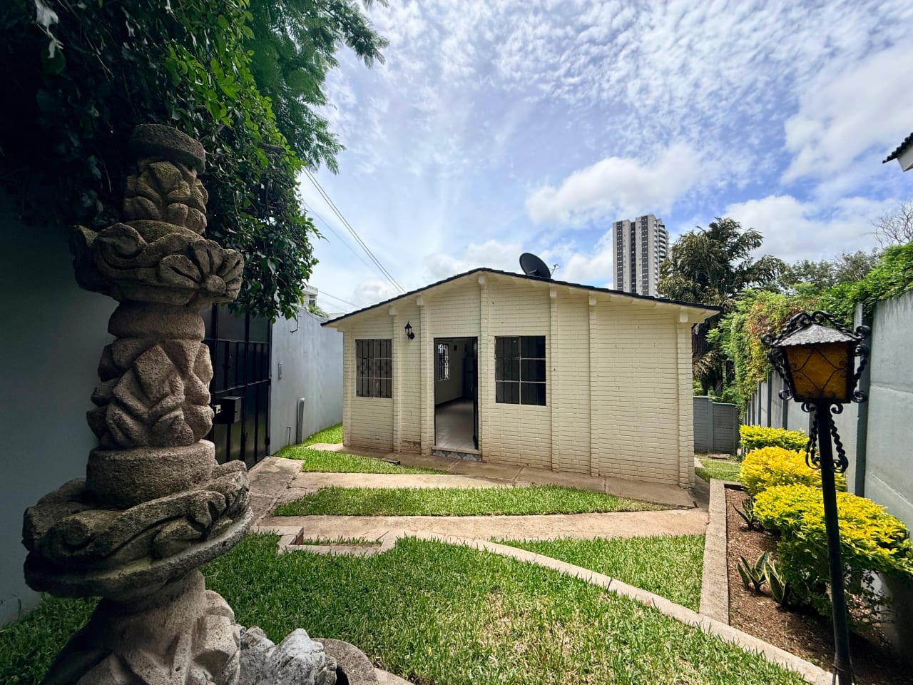 Vendo casa dentro de garita en zona 10 — Casa en Venta en Zona 10, Guatemala, Ciudad — foto 1 de 12