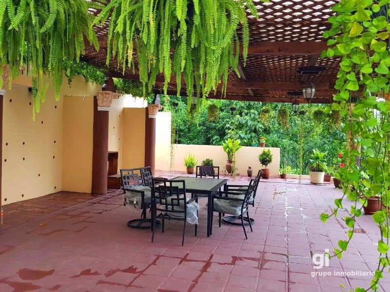 Amplia casa en venta con espacio adicional para un pequeño negocio. Ubicada en Zona 15 - 9