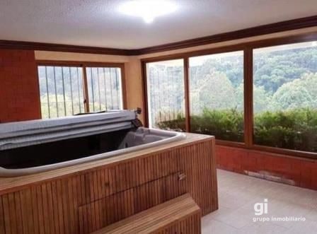 Amplia casa en venta con espacio adicional para un pequeño negocio. Ubicada en Zona 15 - 2
