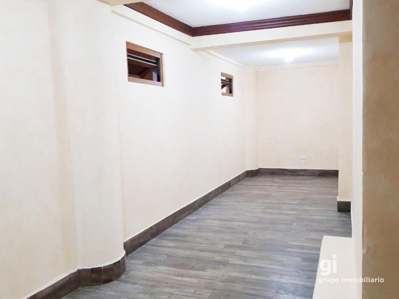 Amplia casa en venta con espacio adicional para un pequeño negocio. Ubicada en Zona 15 - 7