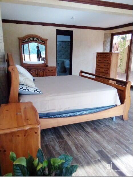 Amplia casa en venta con espacio adicional para un pequeño negocio. Ubicada en Zona 15 - 6