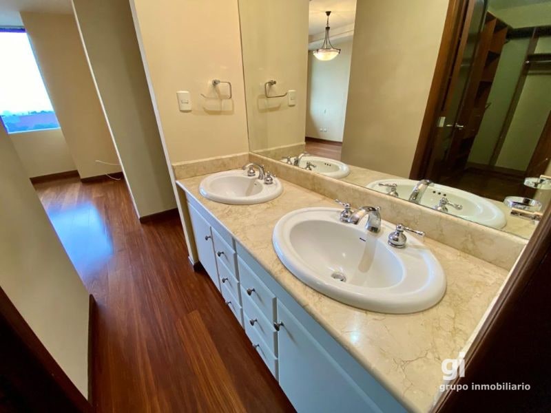 Apartamento en alquiler zona 10, 2 dormitorios + cuarto de servicio - 5