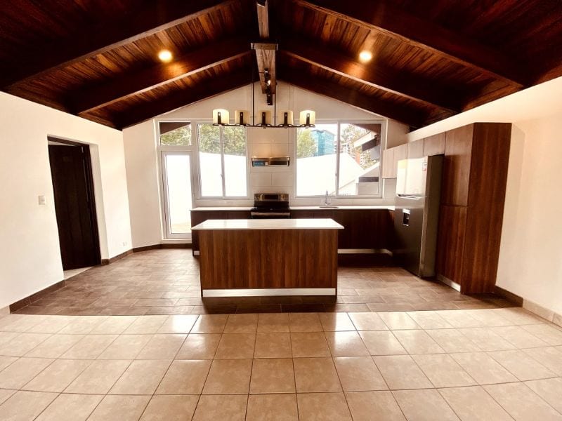 Apartamento remodelado excelente ubicacion sobre la diagonal 6 — Apartamento en Alquiler en Zona 10, Guatemala, Ciudad — foto 2 de 11
