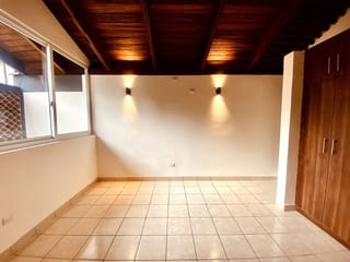 Apartamento remodelado excelente ubicacion sobre la diagonal 6 — Apartamento en Alquiler en Zona 10, Guatemala, Ciudad — miniatura 7 de 11