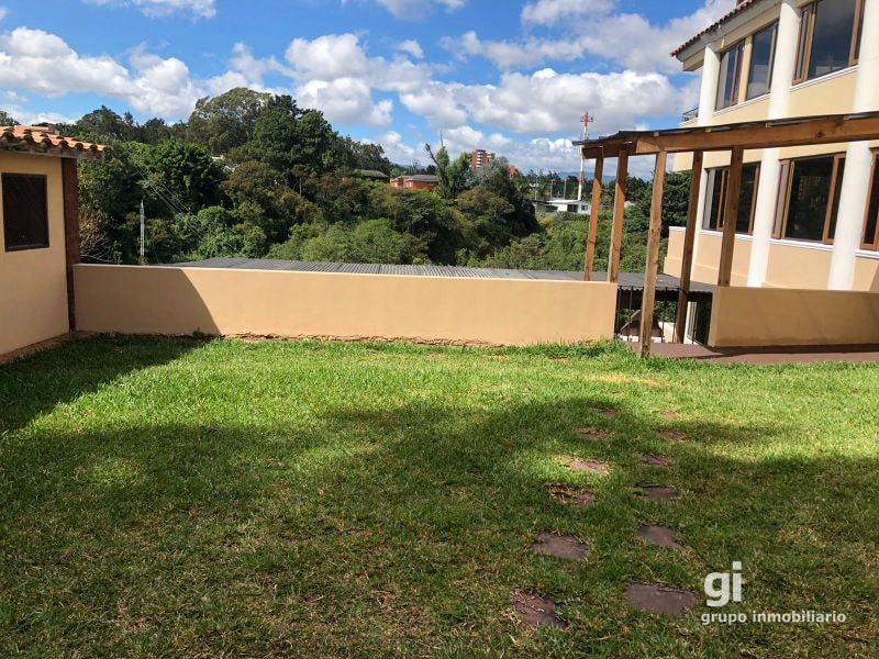 Amplia casa en venta con espacio adicional para un pequeño negocio. Ubicada en Zona 15 - 8