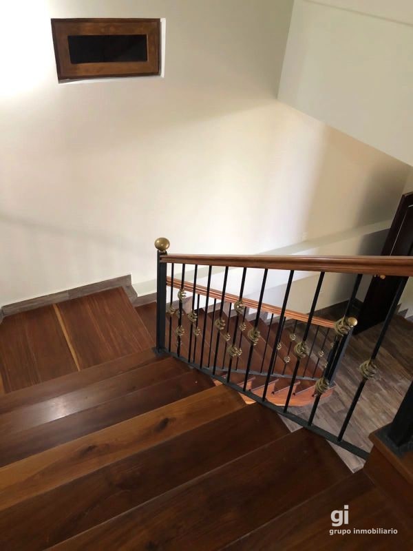 Amplia casa en venta con espacio adicional para un pequeño negocio. Ubicada en Zona 15 - 5
