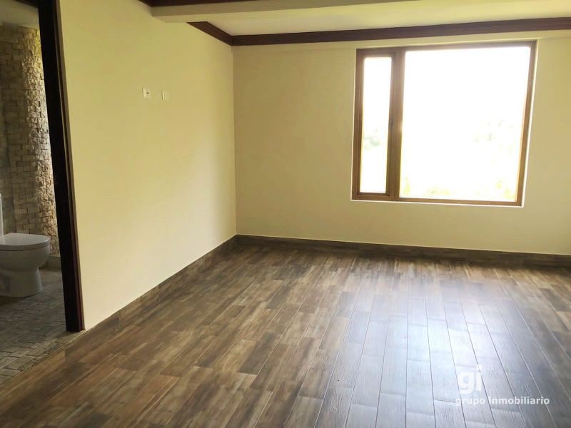 Amplia casa en venta con espacio adicional para un pequeño negocio. Ubicada en Zona 15 - 3