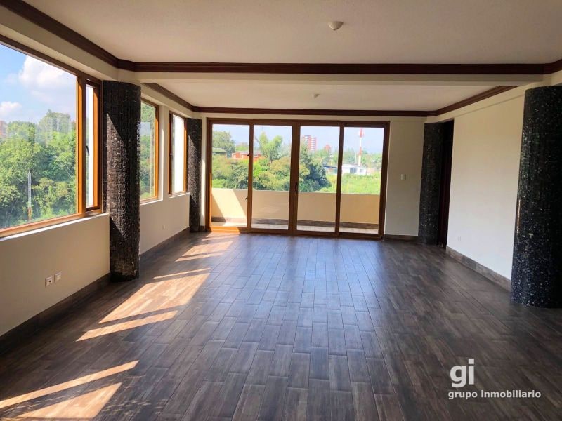 Amplia casa en venta con espacio adicional para un pequeño negocio. Ubicada en Zona 15 - 4