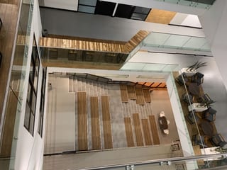 OFICINA CON BALCÓN EN EDIFICIO ASCEND, ZONA 9 — Oficina en Alquiler en Ascend, Zona 9, Guatemala, Ciudad — miniatura 12 de 14