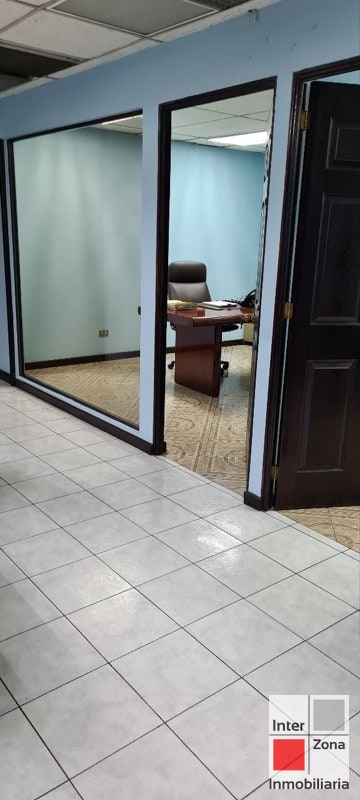 Venta de oficina sobre Avenida Las Américas, Zona 9 - 8