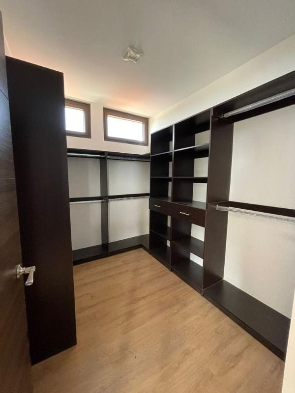 MODERNA CASA EN VENTA | ZONA 15, Colonia La Isla — Casa en Venta en El Maestro II, Zona 15, Guatemala, Ciudad — foto 8 de 17