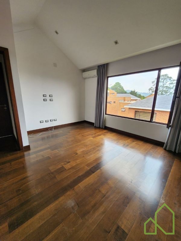 Casa en Venta a 5 minutos de Pradera zona 10 - 9