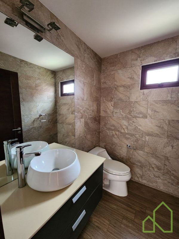 Casa en Venta a 5 minutos de Pradera zona 10 - 3