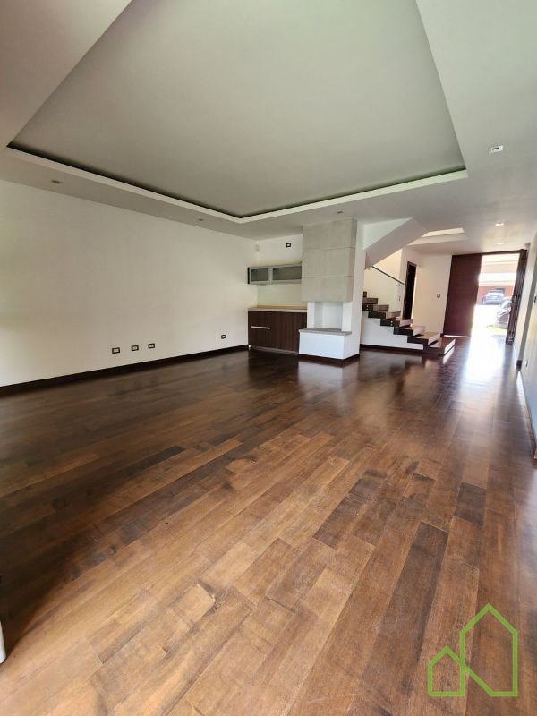 Casa en Venta a 5 minutos de Pradera zona 10 - 1