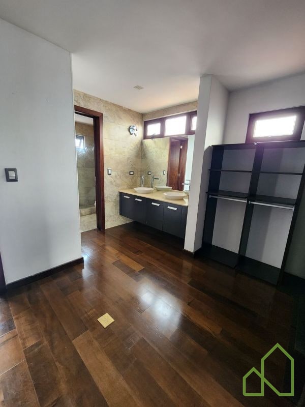 Casa en Venta a 5 minutos de Pradera zona 10 - 8