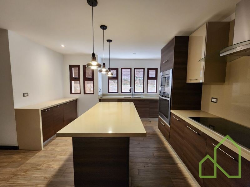 Casa en Venta a 5 minutos de Pradera zona 10 - 2