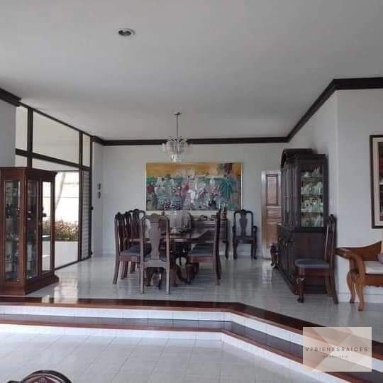 HERMOSA CASA CON JARDÍN AMPLIO - 2