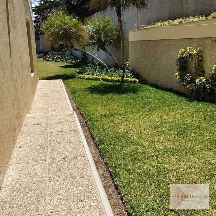 HERMOSA CASA CON JARDÍN AMPLIO - 4