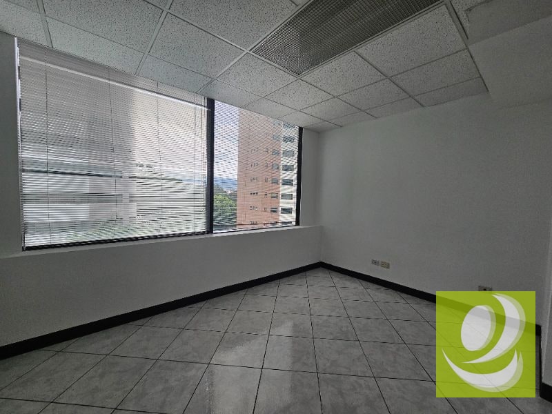 ALQUILO OFICINA EN ZONA 14 EUROPLAZA - 1
