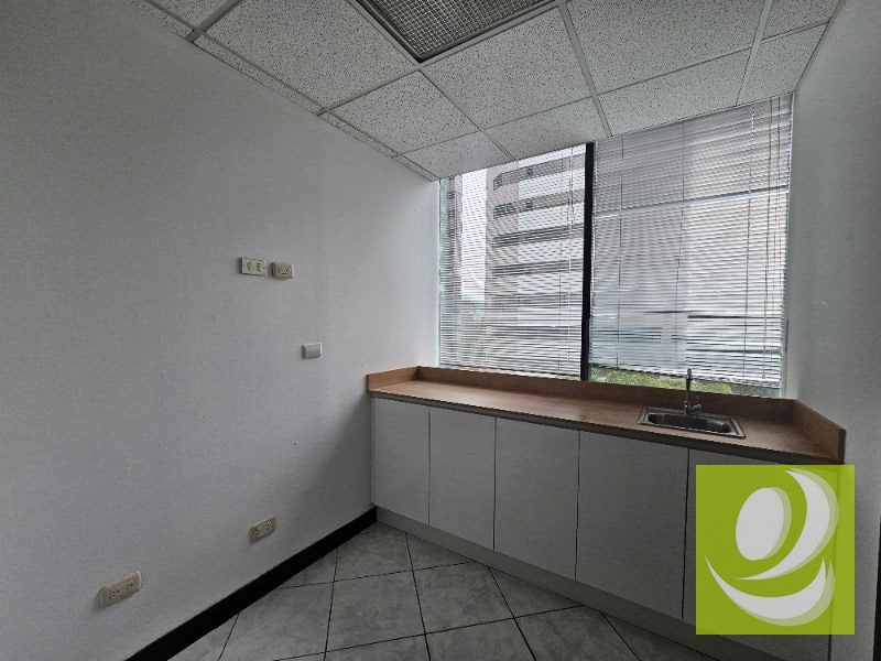 ALQUILO OFICINA EN ZONA 14 EUROPLAZA - 7