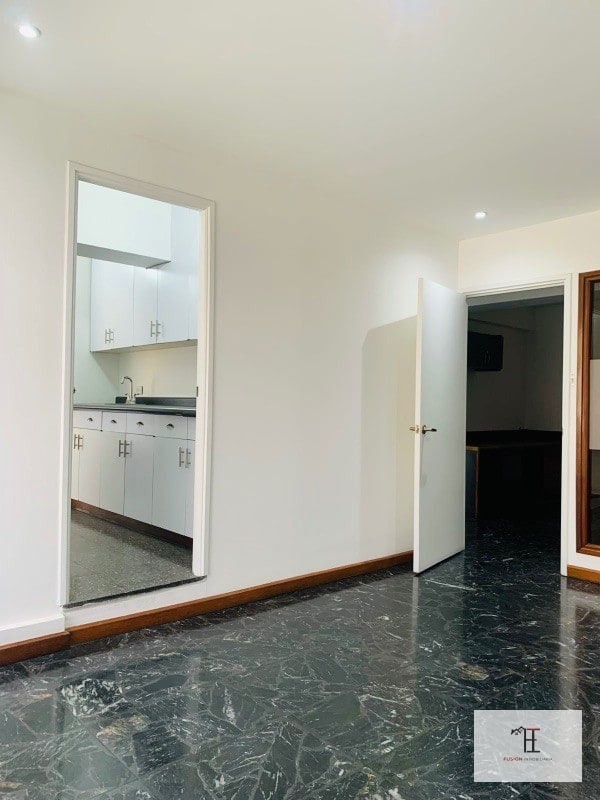 Oficina en venta  zona 10 sobre diagonal 6 frente a Oakland Place - 2