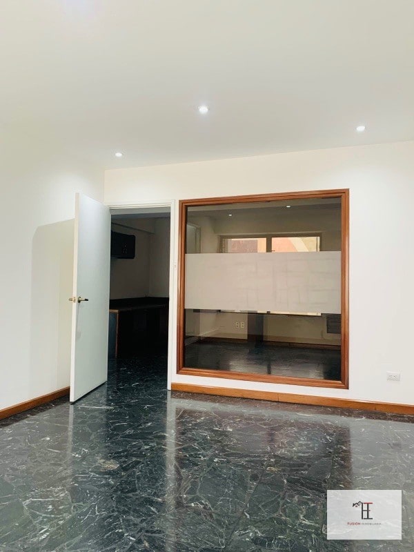 Oficina en venta zona 10 sobre diagonal 6 frente a Oakland Place - 1