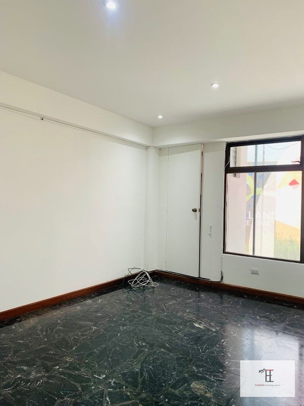 Oficina en venta zona 10 sobre diagonal 6 frente a Oakland Place - 13