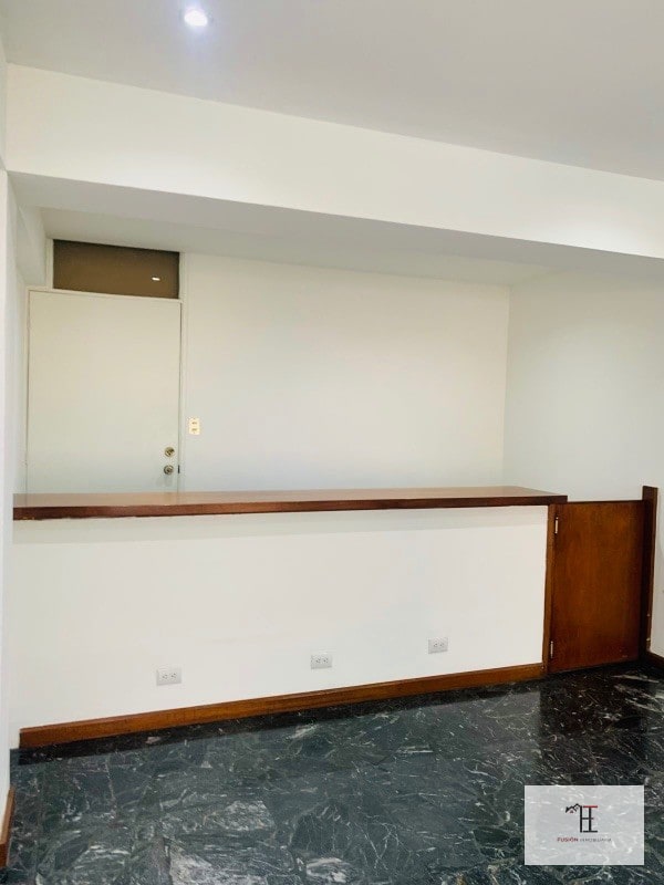 Oficina en venta  zona 10 sobre diagonal 6 frente a Oakland Place - 5
