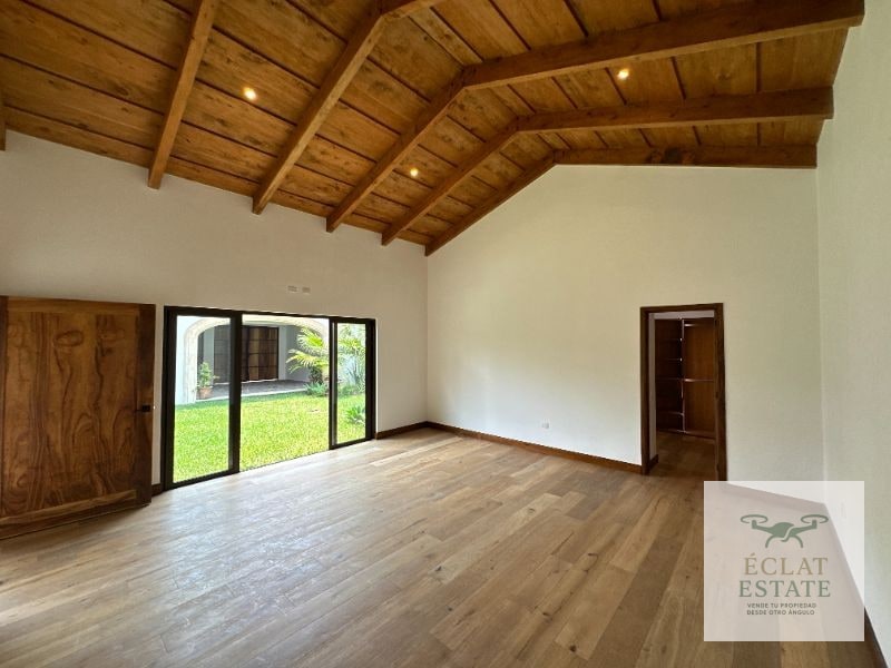 Casa en Venta en Los Franciscanos, Antigua Guatemala: Lujo y Confort - 1
