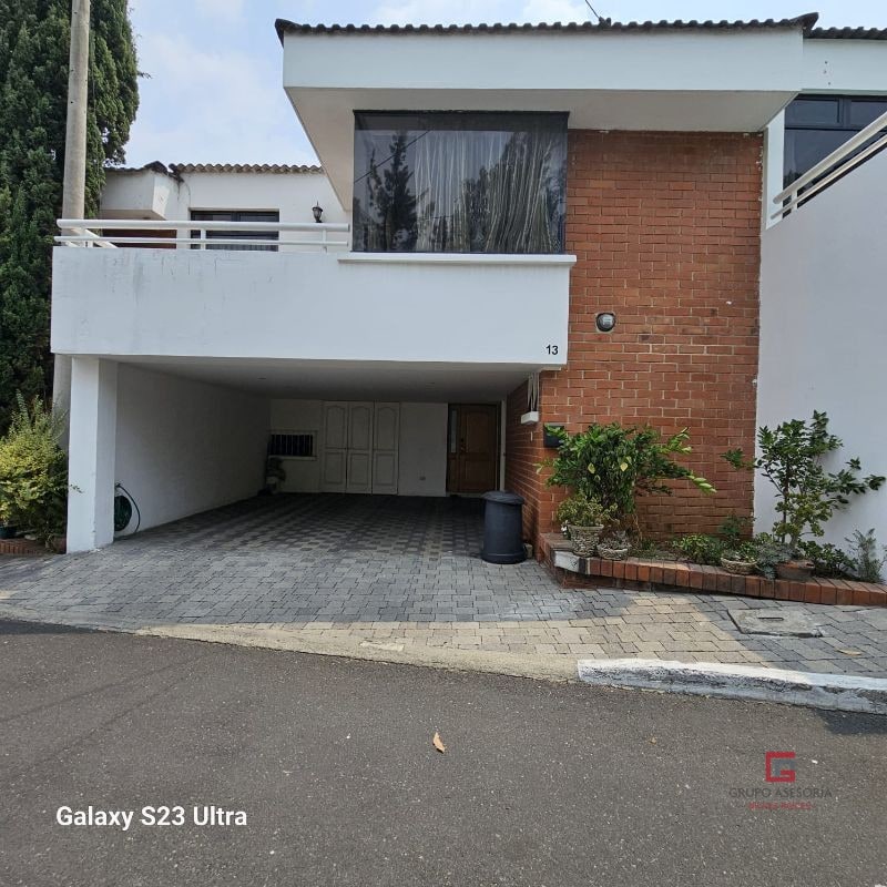 Moderna casa en venta en Jardines de Las Dalias zona 3, Mixco - 17
