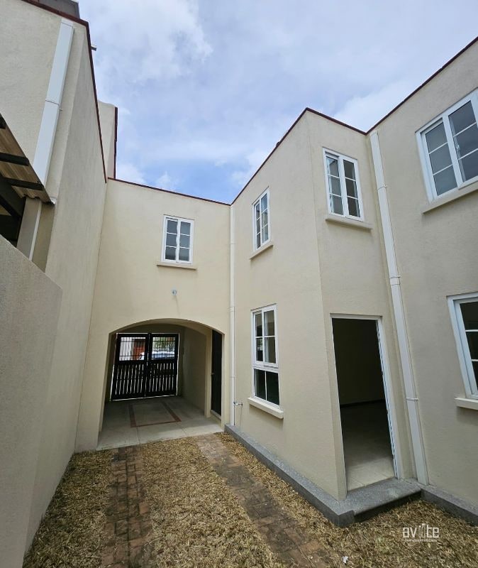 Casa tipo solana, Condado Naranjo. $425,000 más impuestos - 1