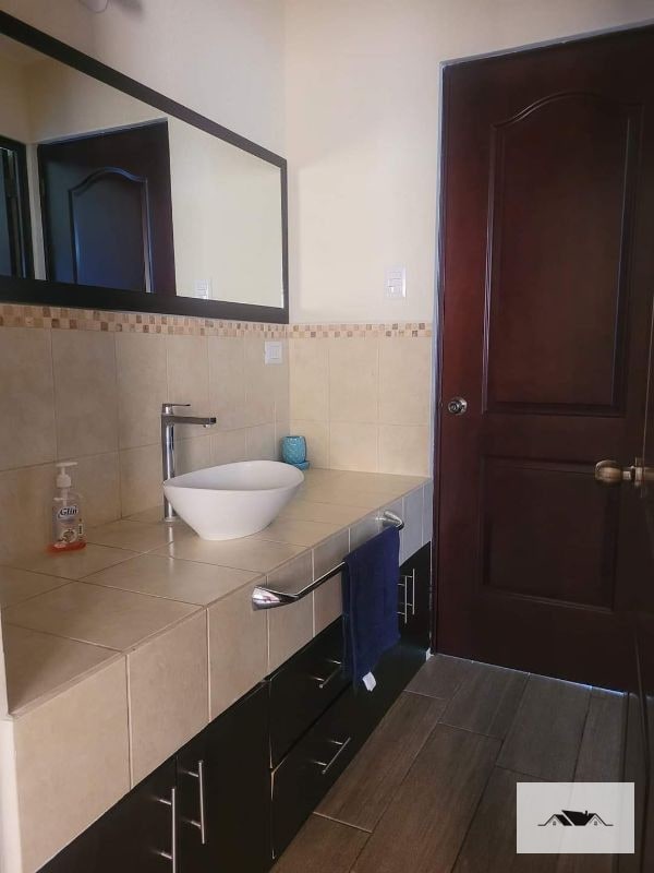 EN RENTA AMPLIA CASA ZONA 16 CONDOMINIO PORTALES DE SAN ISIDRO — Casa en Alquiler en Portal de San Isidro III, Zona 16, Guatemala, Ciudad — foto 6 de 16