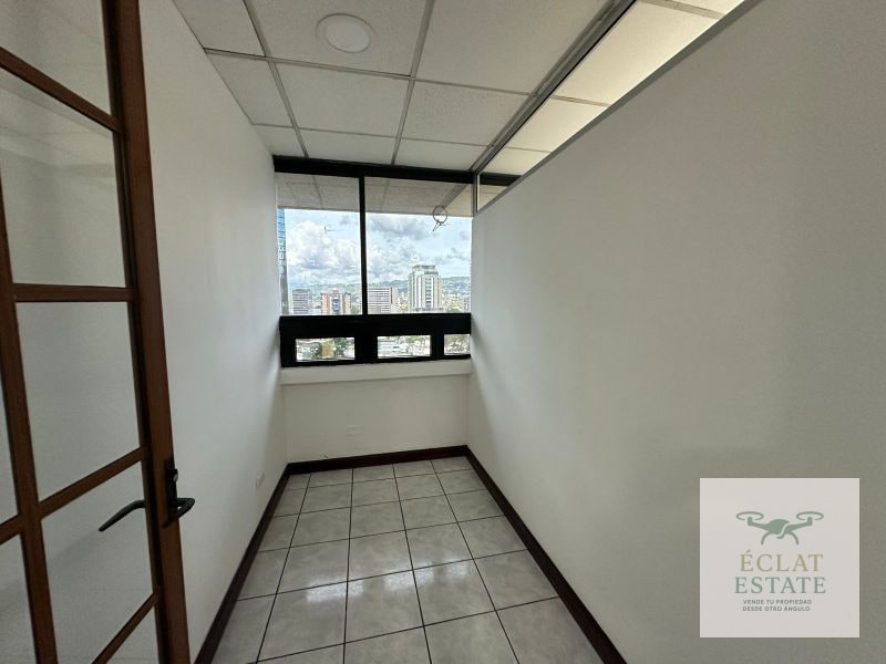 Oficina de 225 m² en Renta en Zona 10. - 7