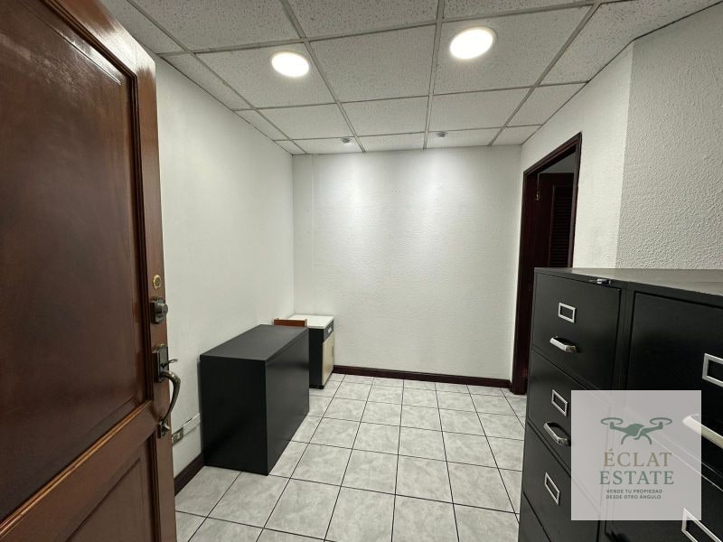 Oficina de 225 m² en Renta en Zona 10. - 1