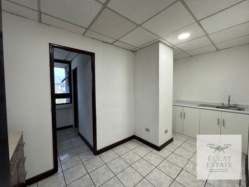 Oficina de 225 m² en Renta en Zona 10. - 4