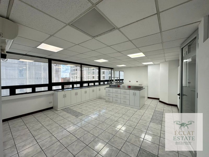 Oficina de 225 m² en Renta en Zona 10. - 5