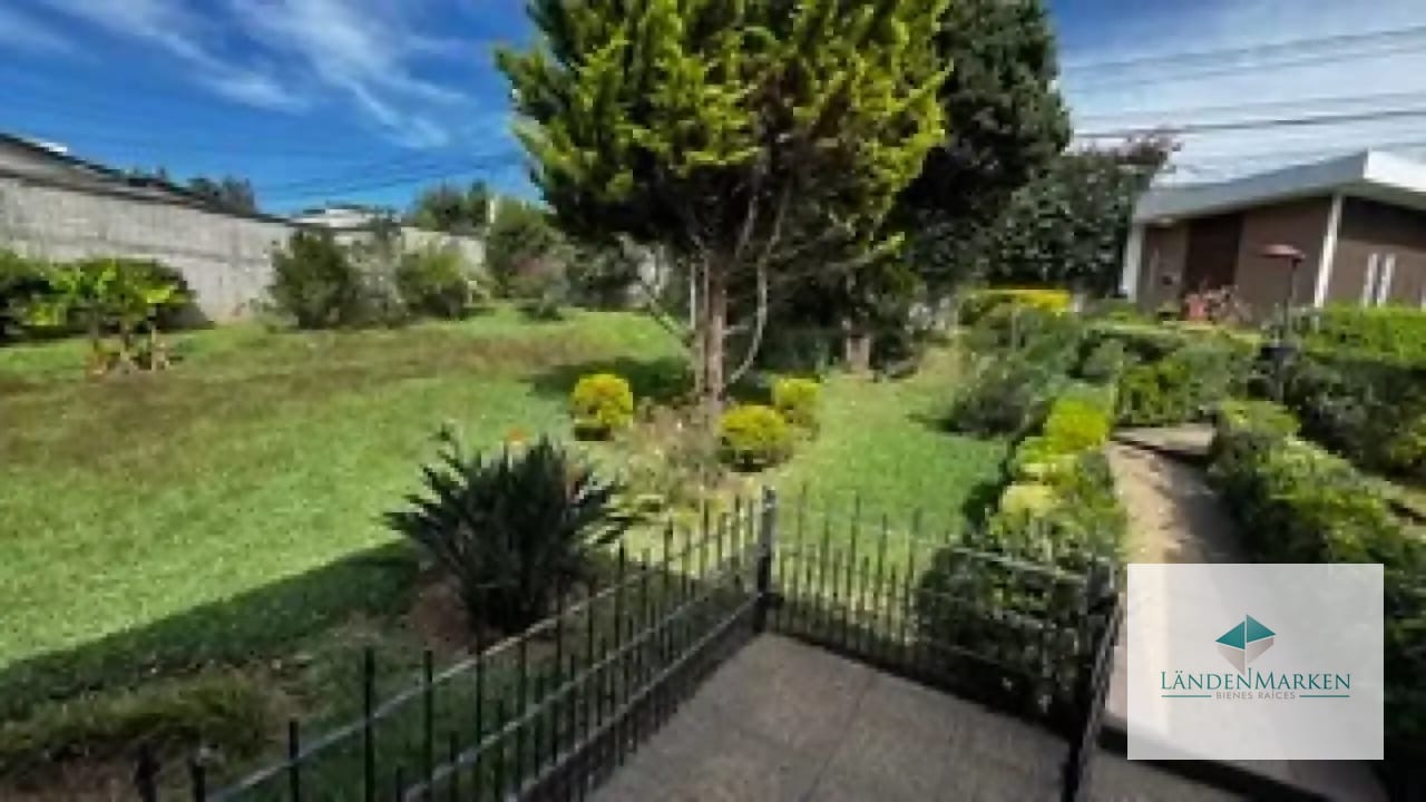 VENTA DE  CASA CON EXTENSO TERRENO EN SAN CRISTOBAL SECTOR A10 — Casa en Venta en Zona 8 Mixco, Guatemala, Ciudad — foto 1 de 17