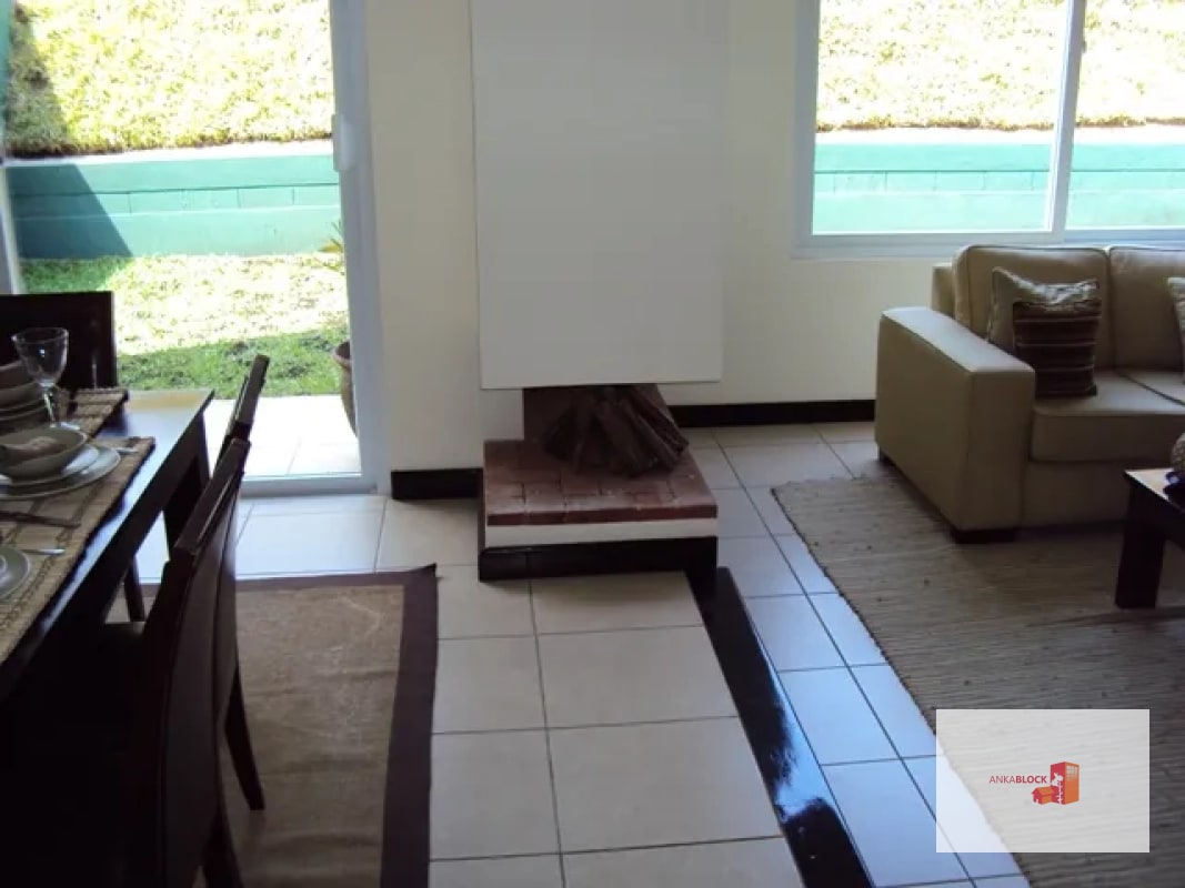 Casa de esquina con jardín amplio en La Ensenada de San Isidro - 1