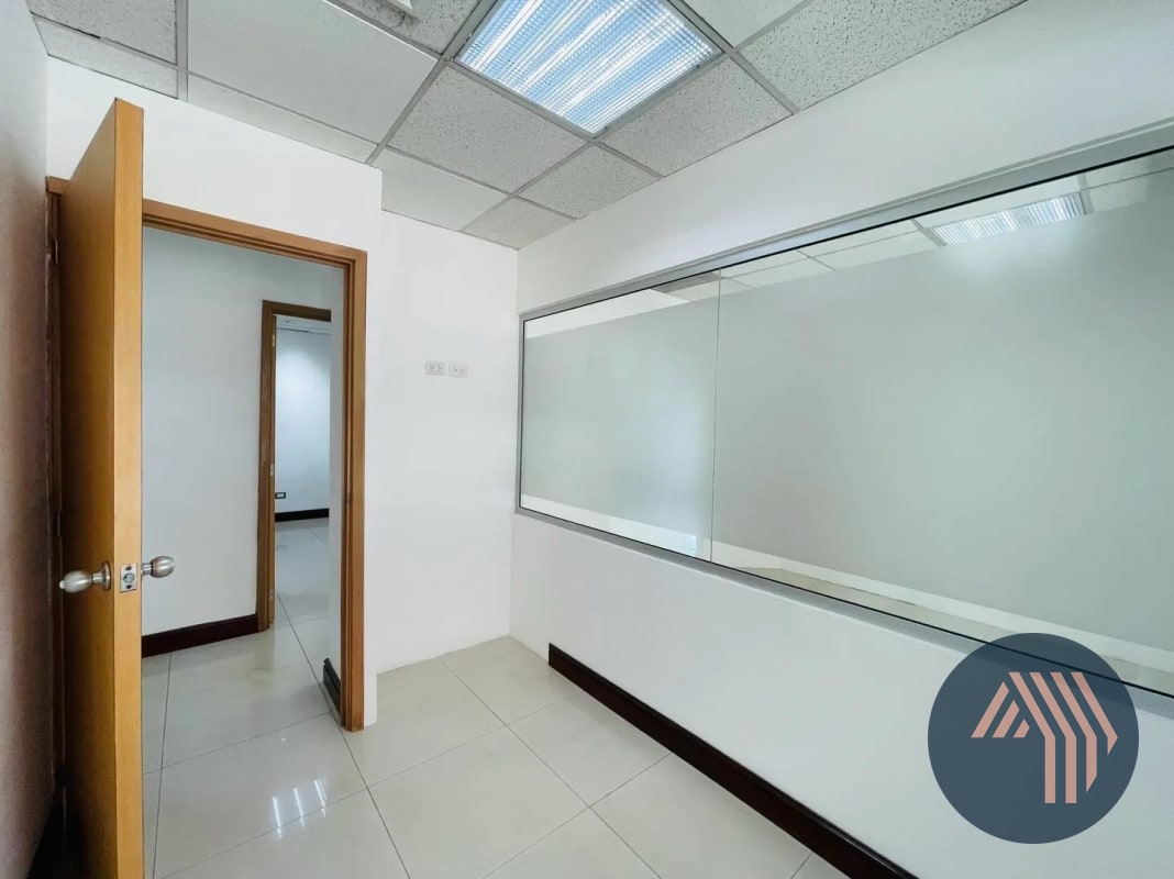 ALQUILER DE AMPLIA OFICINA 122MT2 - CASA VERANDA, ZONA 10 - 4
