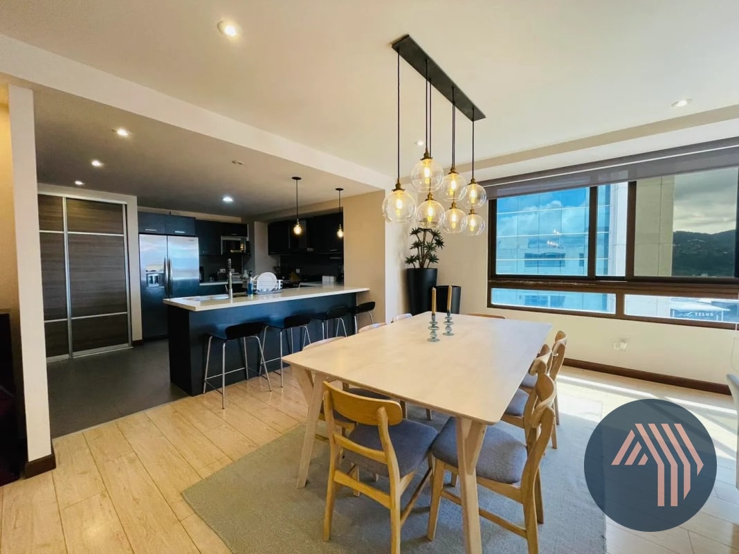 VENTA DE AMPLIO APARTAMENTO DE 2 NIVELES - VEINTI4, ZONA 10 - 15