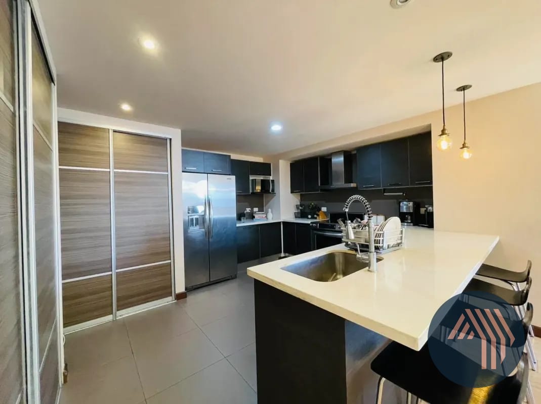 VENTA DE AMPLIO APARTAMENTO DE 2 NIVELES - VEINTI4, ZONA 10 — Apartamento en Alquiler en Veinti4, Zona 10, Guatemala, Ciudad — foto 15 de 16