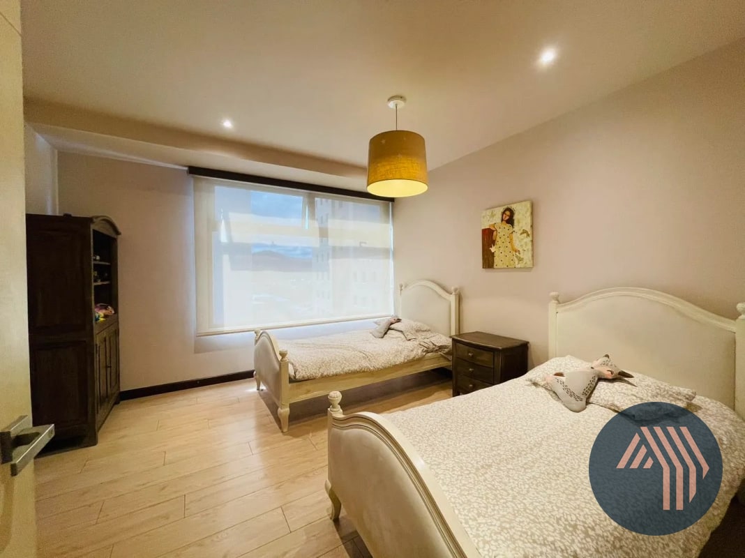 VENTA DE AMPLIO APARTAMENTO DE 2 NIVELES - VEINTI4, ZONA 10 - 4