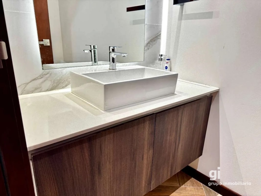 Apartamento amueblado 3 dormitorios y cuarto de servicios, zona 10 - 9
