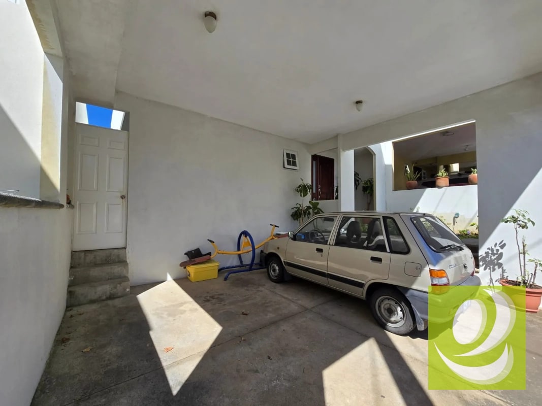 EN VENTA CASA EN JARDINES DE ARRAZOLA CERCA DE LA U - 6