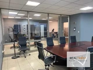 OFICINA EN RENTA EDIFICIO DUBAI CENTER ZONA 10 — Oficina en Alquiler en Zona 10, Guatemala, Ciudad — miniatura 1 de 7